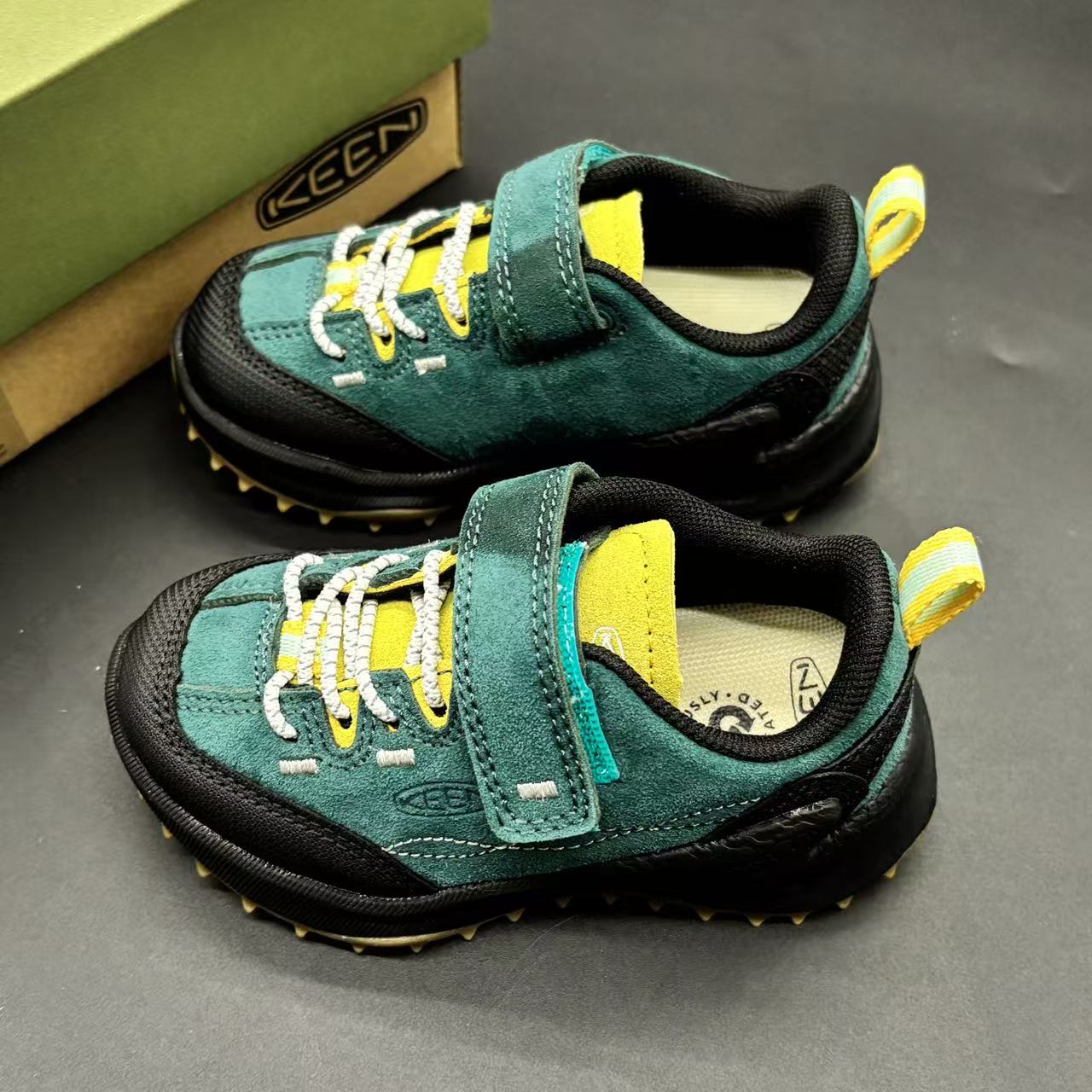 Children's shoes child